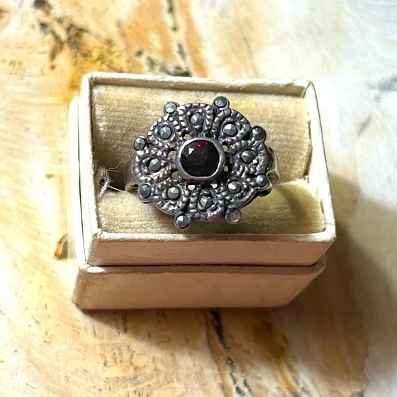 Silver Garnet Floral Ring - Sz 6 - Picture 1 of 3